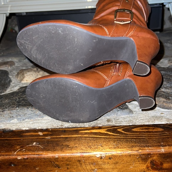 Scrunched Belted Mid calf Heeled Boots - Picture 6 of 9